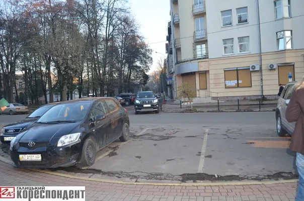 Громадські активісти спробували виховати суддю, який припаркувався на тротуарі (Фоторепортаж) + (Відео) — фото 1