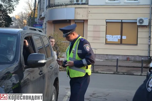 Громадські активісти спробували виховати суддю, який припаркувався на тротуарі (Фоторепортаж) + (Відео) — фото 2