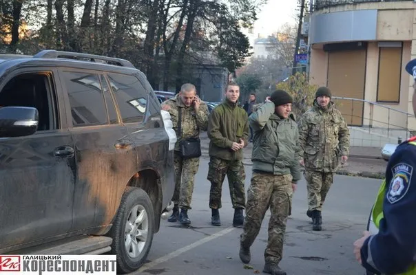 Громадські активісти спробували виховати суддю, який припаркувався на тротуарі (Фоторепортаж) + (Відео) — фото 4