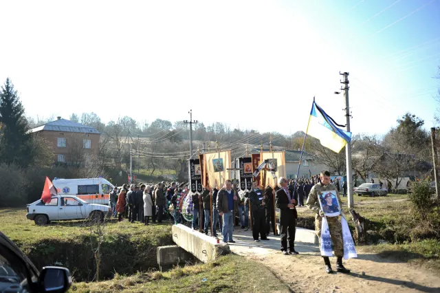 В останню дорогу провели загиблого в зоні АТО Андрія Білоуса (Фото) — фото 2