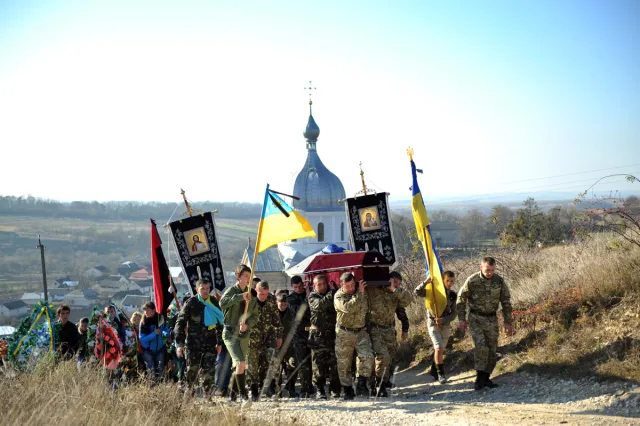 В останню дорогу провели загиблого в зоні АТО Андрія Білоуса (Фото) — фото 4