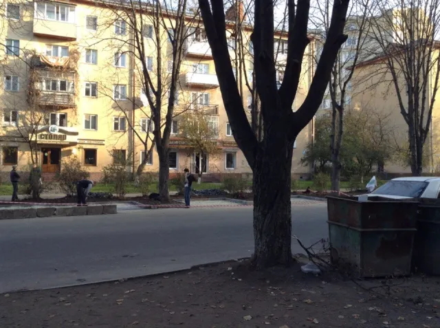 На Північному бульварі встановлюють сучасний майданчик для відходів (Фото) — фото 1