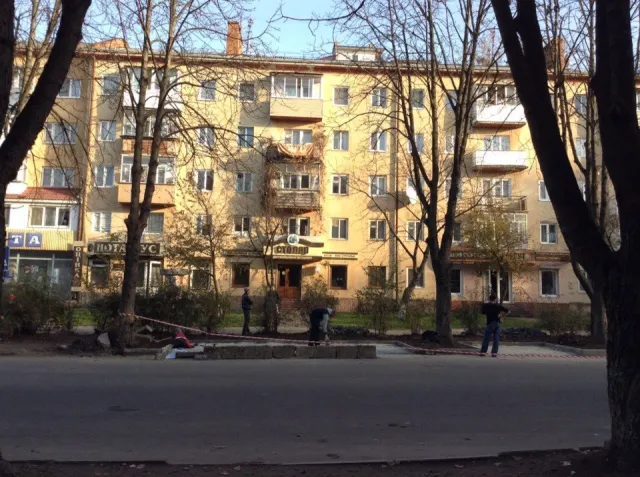 На Північному бульварі встановлюють сучасний майданчик для відходів (Фото) — фото 3