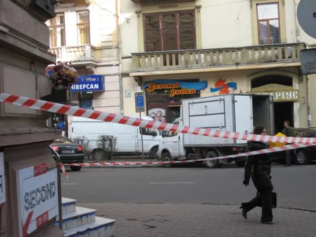 Івано-Франківськ поступово перетворюється на місто смугастих стрічок (Фоторепортаж) — фото 7