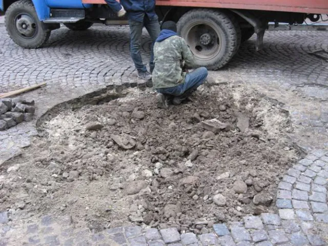 На вулиці Галицькій провалилася дорога (Фото) — фото 2