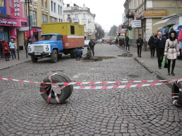 На вулиці Галицькій провалилася дорога (Фото) — фото 4