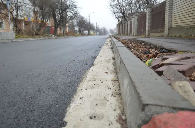 Комунальники майже завершили цьогорічний ремонт вулиці Дудаєва (Фото) — фото 2