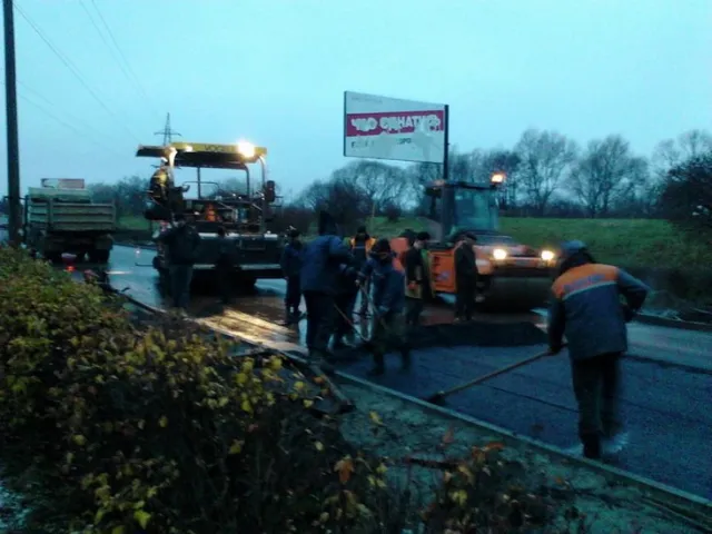 В Івано-Франківську тривають роботи по ремонту вулиці Набережної (Фоторепортаж) — фото 3