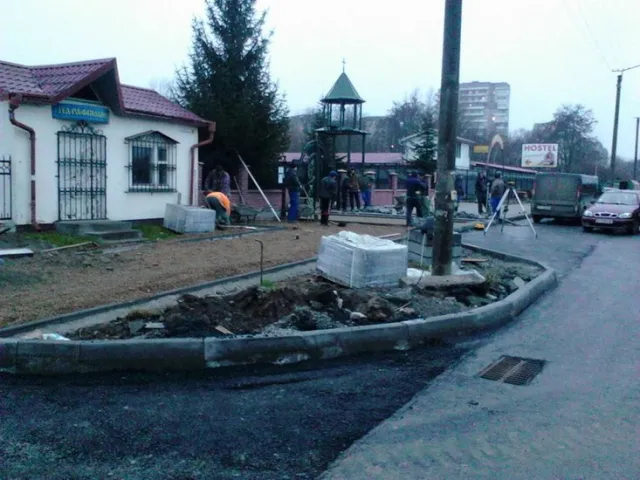 В Івано-Франківську тривають роботи по ремонту вулиці Набережної (Фоторепортаж) — фото 9