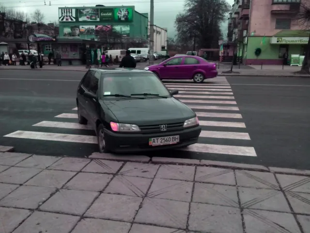 Жінка нахабно припаркувалась на пішохідному переході — фото 1