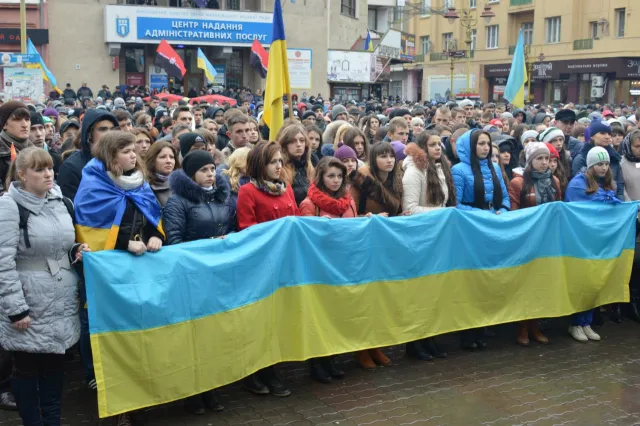 Тисячі іванофранківців знову вийшли на Майдан із нагоди річниці Революції гідності (Фоторепортаж) — фото 2