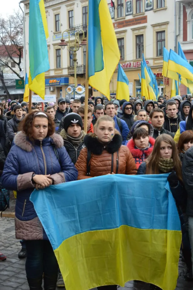 Тисячі іванофранківців знову вийшли на Майдан із нагоди річниці Революції гідності (Фоторепортаж) — фото 3