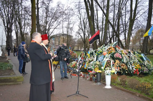 Після завершення сьогоднішнього віча-реквієму відбулася хода пам’яті за загиблими Героями України (Фоторепортаж) — фото 7