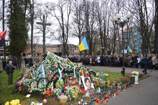 Після завершення сьогоднішнього віча-реквієму відбулася хода пам’яті за загиблими Героями України (Фоторепортаж) — фото 8