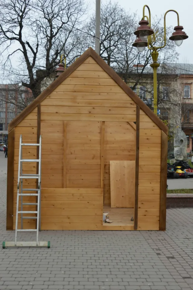 В центрі міста почали будувати хатки для новорічно-різдвяного ярмарку (Фоторепортаж) — фото 1