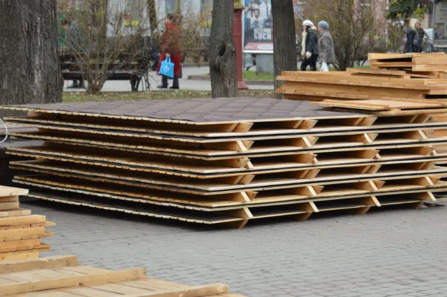 В центрі міста почали будувати хатки для новорічно-різдвяного ярмарку (Фоторепортаж) — фото 4