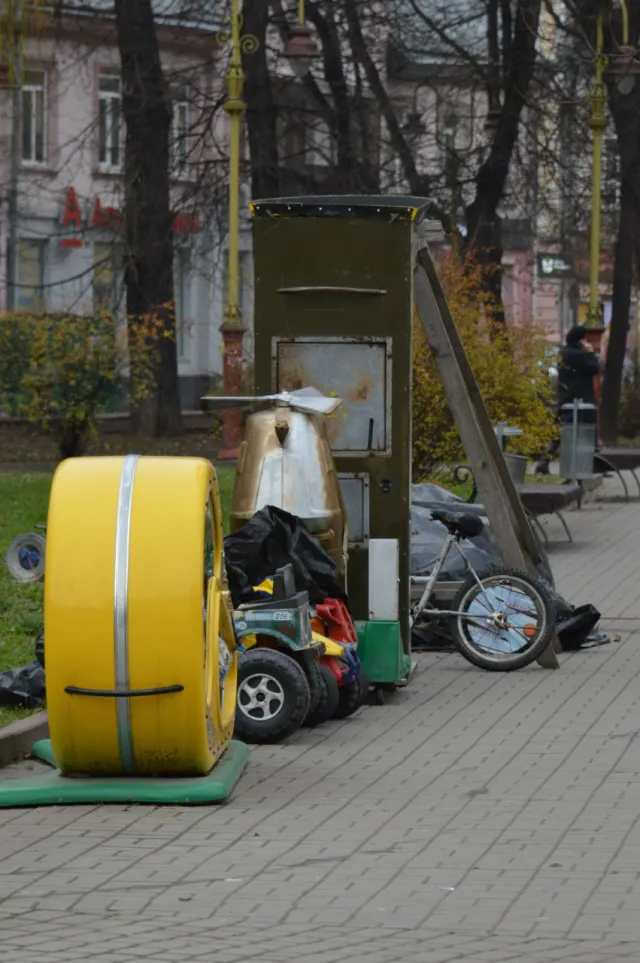 В центрі міста почали будувати хатки для новорічно-різдвяного ярмарку (Фоторепортаж) — фото 5