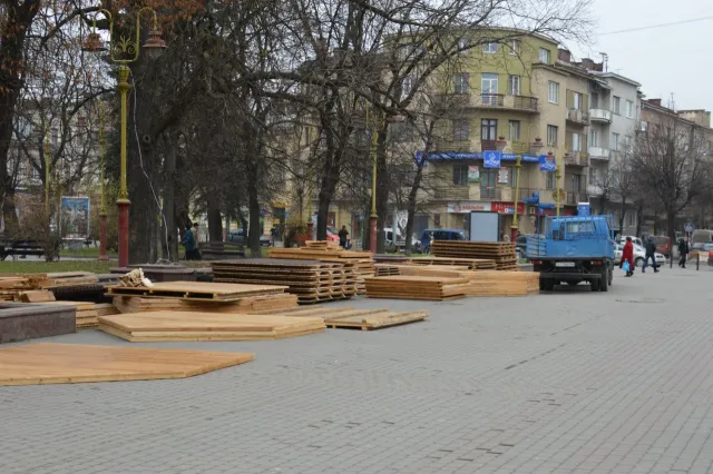 В центрі міста почали будувати хатки для новорічно-різдвяного ярмарку (Фоторепортаж) — фото 6