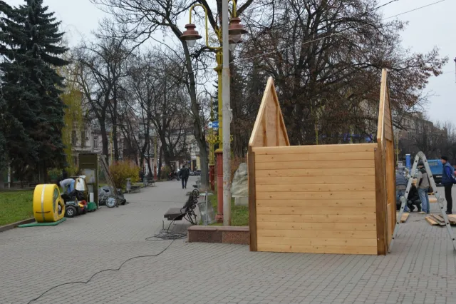 В центрі міста почали будувати хатки для новорічно-різдвяного ярмарку (Фоторепортаж) — фото 7