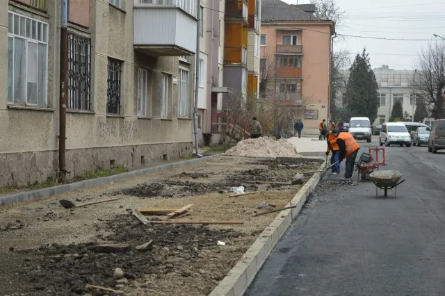 Заасфальтували одну із найпроблемніших вулиць міста - вулицю Манюха (Фоторепортаж) — фото 2