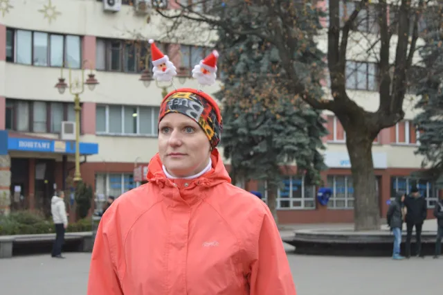 Близько сотні іванофранківців в костюмах Санта Клауса пробіглися центральними вулицями міста (Фоторепортаж) — фото 1