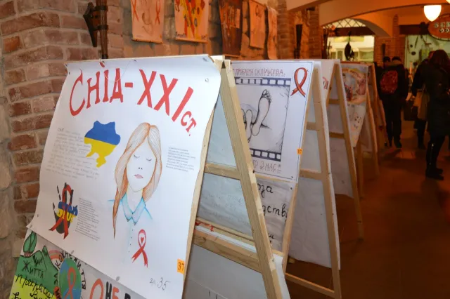 Молодь на малюнках зобразила проблеми СНІДу (Фоторепортаж) — фото 3