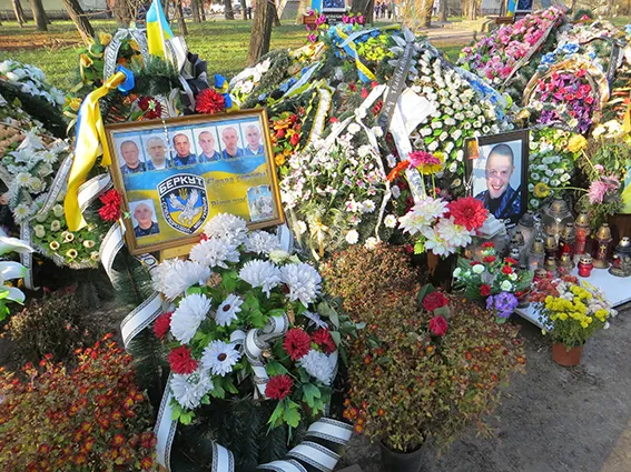 В Меморіальному сквері відбулася поминальна панахида за загиблими (Фото) — фото 3