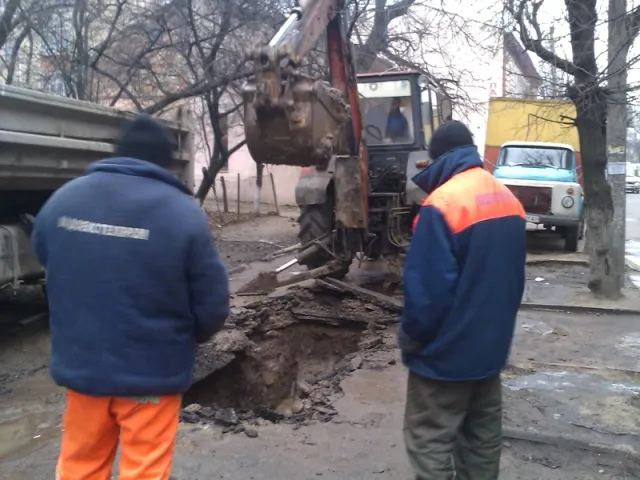 Через аварію на водопроводі, майже 30 будинків та дитсадок залишились без води — фото 1