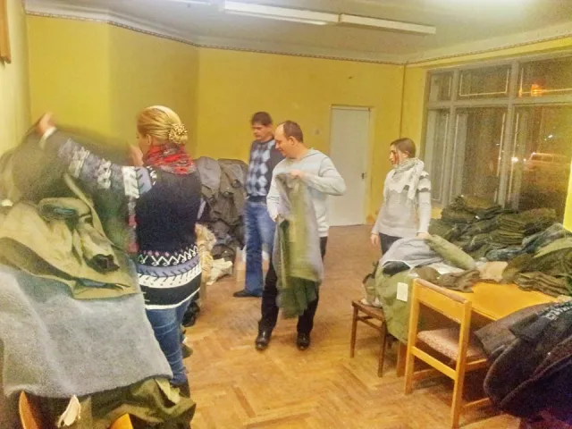 Прикарпатські волонтери передадуть воякам АТО теплий одяг з Чехії (Фото) — фото 2