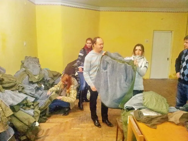 Прикарпатські волонтери передадуть воякам АТО теплий одяг з Чехії (Фото) — фото 3