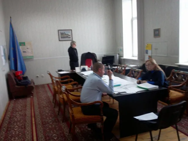 На залізничному вокзалі роблять ремонт прямо над головами пасажирів — фото 1