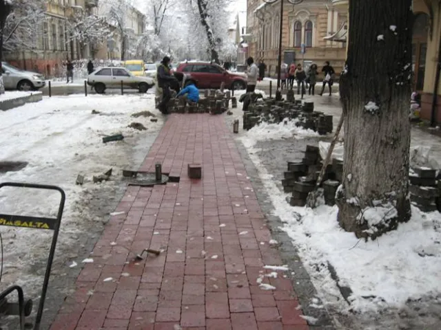 Сніг не заважає перекладати плитку на вулиці Шевченка (Фото) — фото 1
