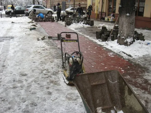 Сніг не заважає перекладати плитку на вулиці Шевченка (Фото) — фото 2