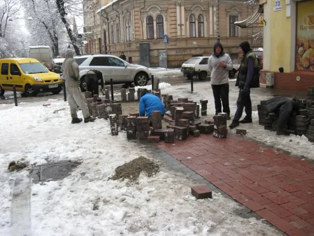 Сніг не заважає перекладати плитку на вулиці Шевченка (Фото) — фото 4