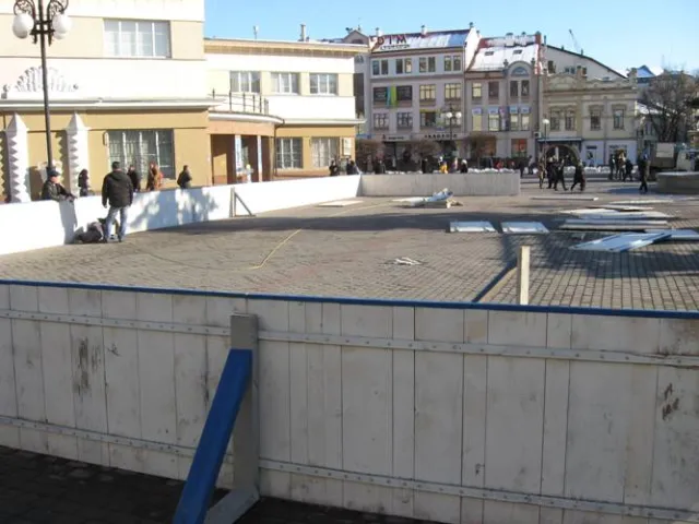 В центрі Івано-Франківська встановлюють ковзанку (Фото) — фото 1
