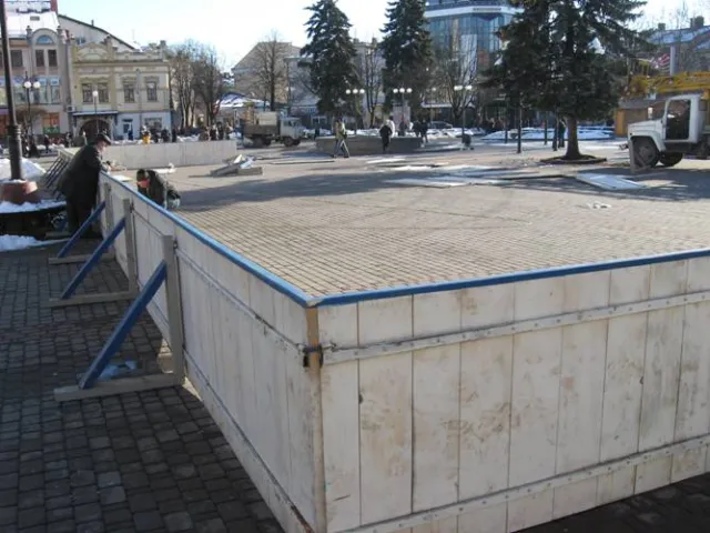 В центрі Івано-Франківська встановлюють ковзанку (Фото) — фото 2