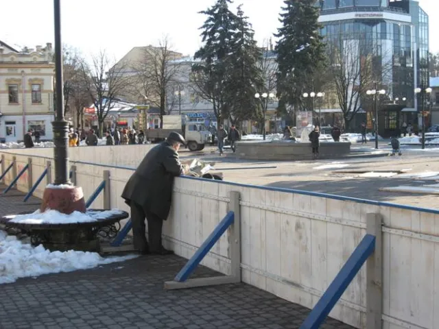 В центрі Івано-Франківська встановлюють ковзанку (Фото) — фото 3