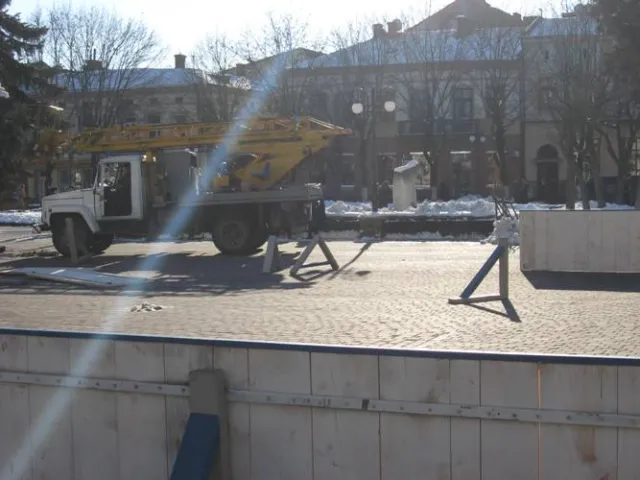 В центрі Івано-Франківська встановлюють ковзанку (Фото) — фото 4