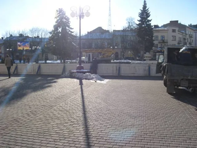 В центрі Івано-Франківська встановлюють ковзанку (Фото) — фото 5