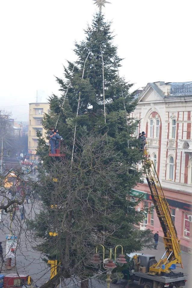 В Івано-Франківську прикрашають новорічну ялинку (Фото) — фото 1