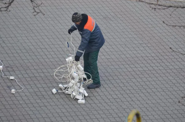В Івано-Франківську прикрашають новорічну ялинку (Фото) — фото 2