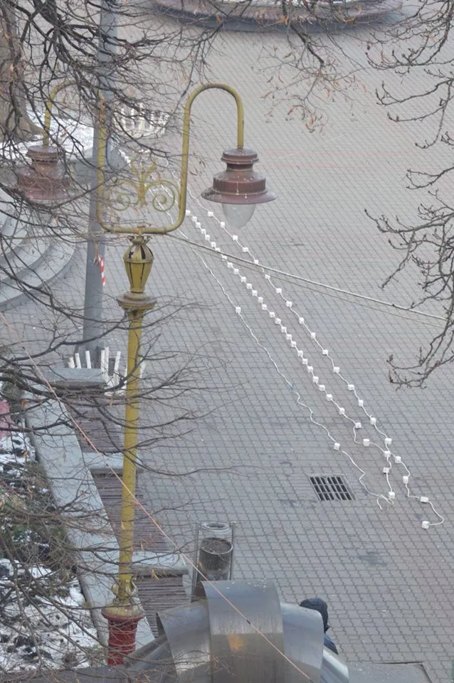 В Івано-Франківську прикрашають новорічну ялинку (Фото) — фото 4