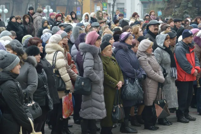 «Яценюку вчительську зарплату!». Півтисячі працівників освіти пікетують облдержадміністрацію (Фоторепортаж) — фото 4