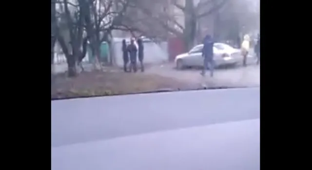 В той час, як батьки відводять своїх діток в садочок, хлопці «чистять» їх автівки — фото 1
