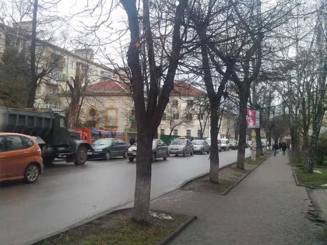 Забудовник, який незаконно вирив котлован на Короля Данила, продовжує перешкоджати виконанню судового рішення (Фото) + (Відео) — фото 1