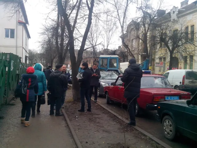 Забудовник, який незаконно вирив котлован на Короля Данила, продовжує перешкоджати виконанню судового рішення (Фото) + (Відео) — фото 4