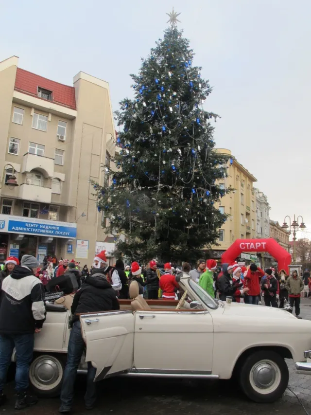 В Івано-Франківську відбувся зимовий новорічно-різдвяний забіг «Коляда Run» (Фоторепортаж) — фото 2