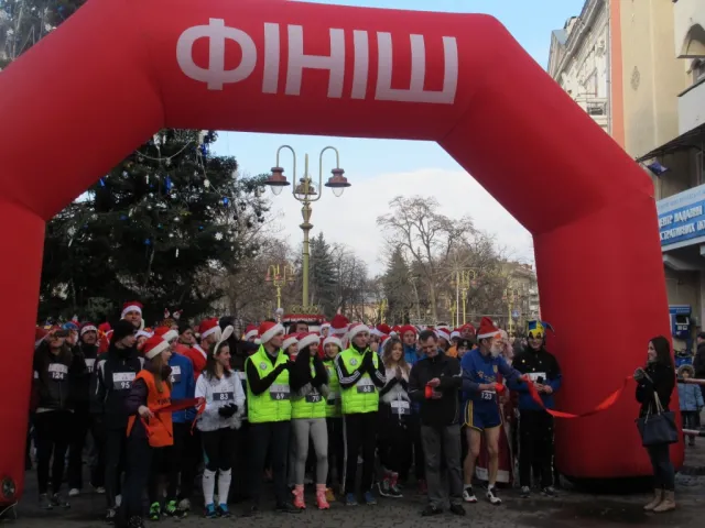 В Івано-Франківську відбувся зимовий новорічно-різдвяний забіг «Коляда Run» (Фоторепортаж) — фото 17