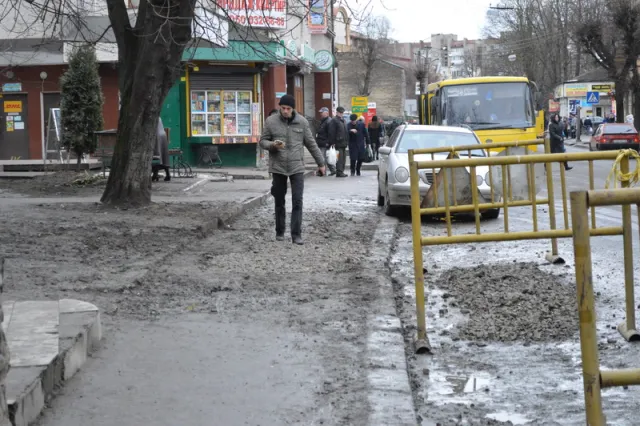 На Коновальця тротуар перетворили на болото (Фото) — фото 2