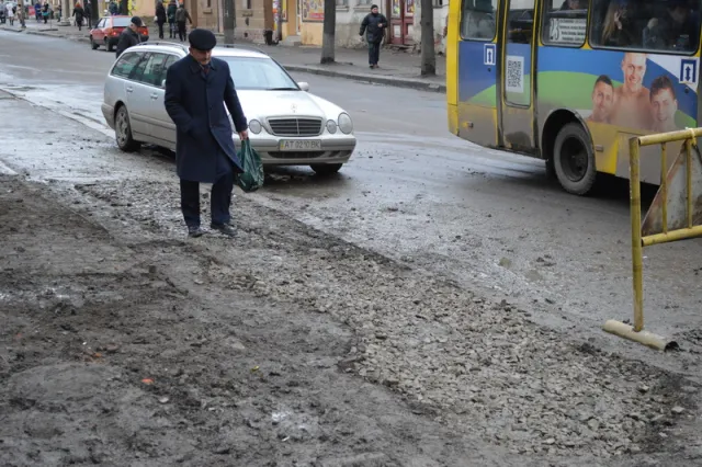На Коновальця тротуар перетворили на болото (Фото) — фото 3